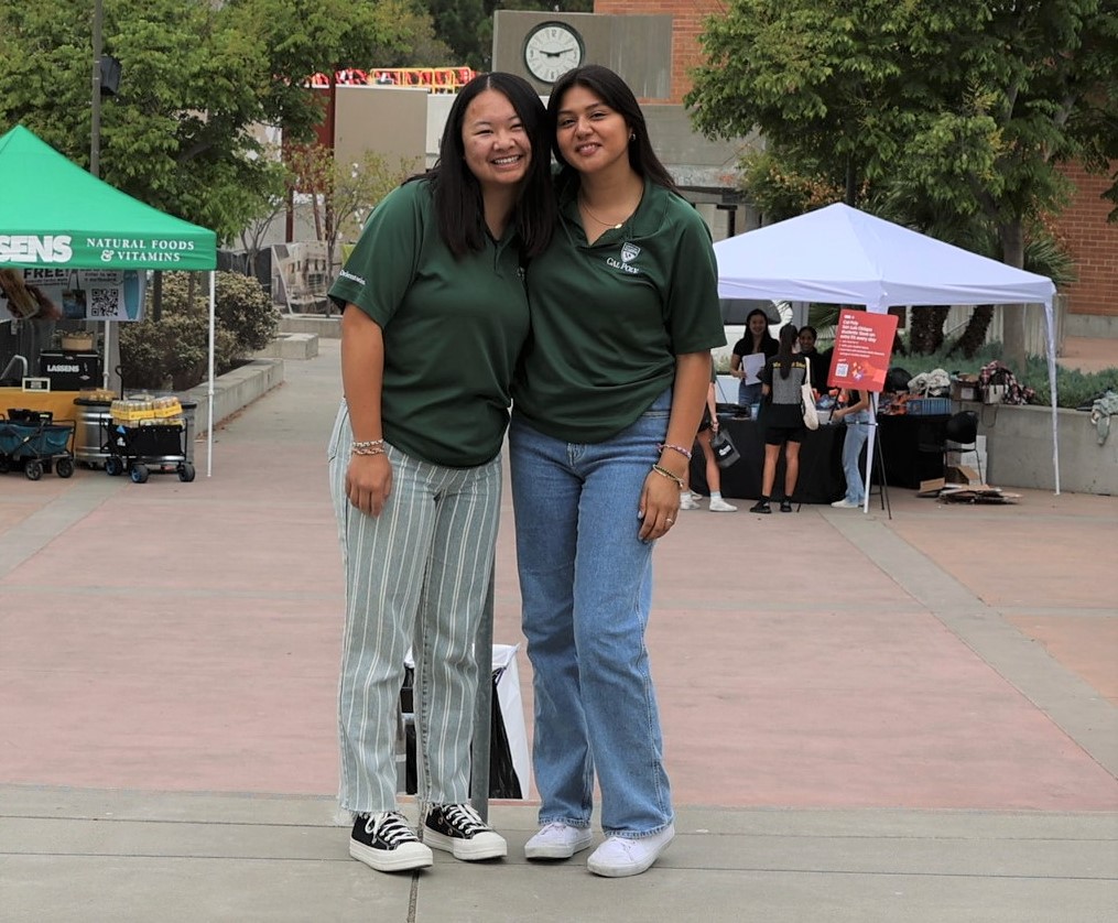 Zoe De Young and Viviana Lopez at Week of Welcome event
