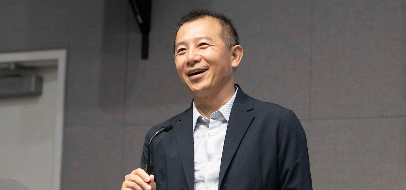 Leida Chen, speaking during an AI event