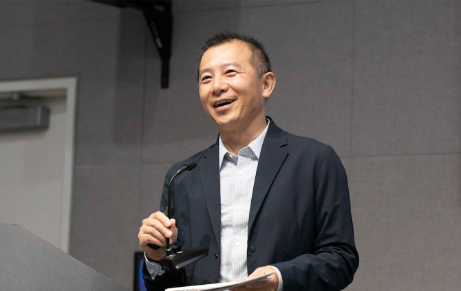 Leida Chen, speaking during an AI event