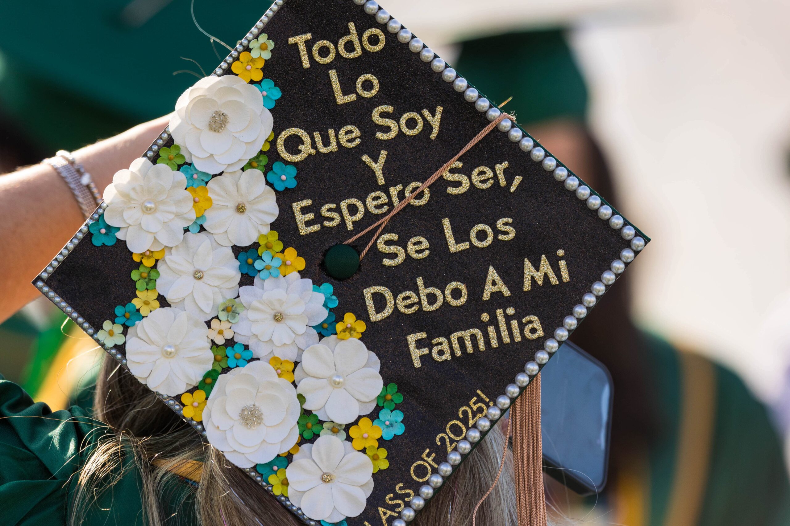 A message on a graduation cap in Spanish