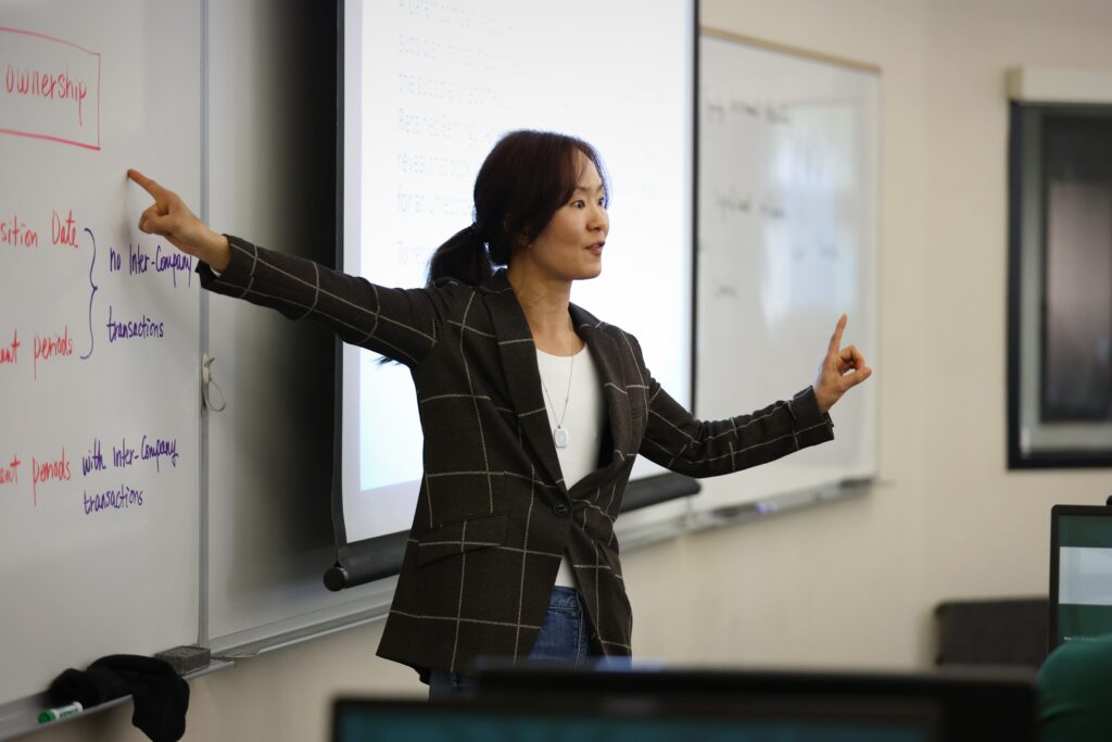 Li Dang, teaching in class